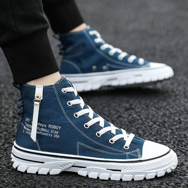 Modern férfi tornacipő nyakkendővel és feliratokkal