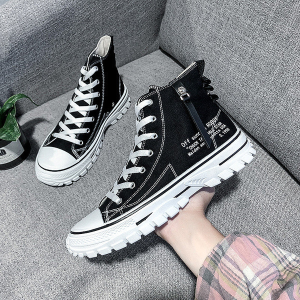 Modern férfi tornacipő nyakkendővel és feliratokkal