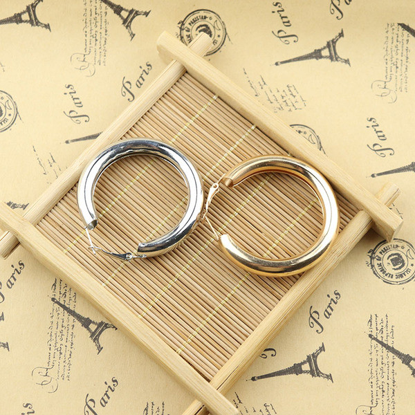 Aktuális női fülbevaló kerek forma típusú gyűrűkben