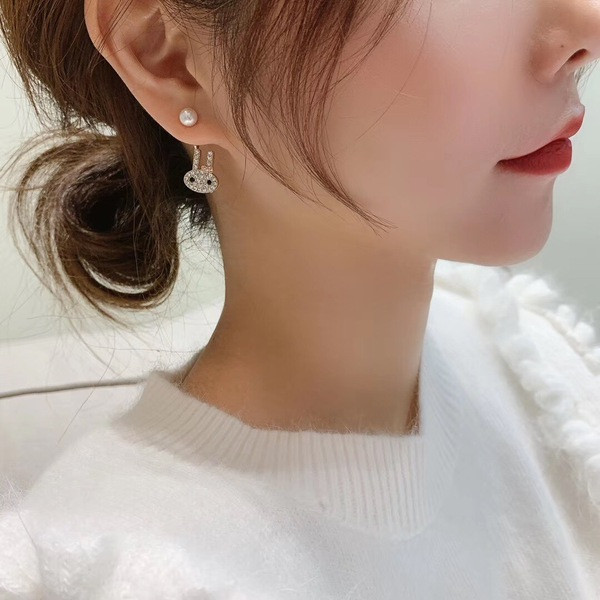 Hétköznapi női fülbevaló kövekkel, nyúl formájú