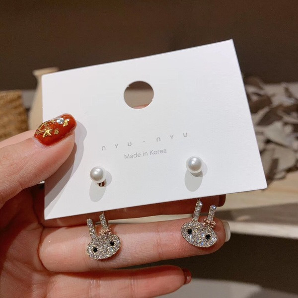 Hétköznapi női fülbevaló kövekkel, nyúl formájú