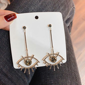 Karājoši sieviešu auskari acu formā