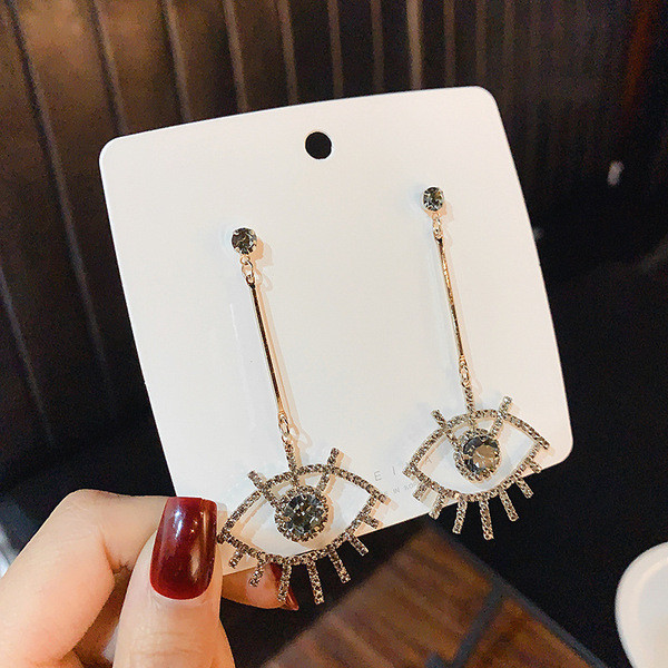 Karājoši sieviešu auskari acu formā