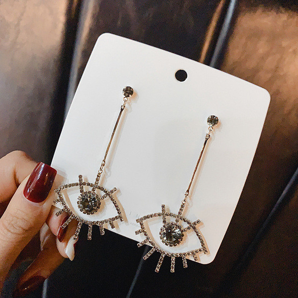 Karājoši sieviešu auskari acu formā