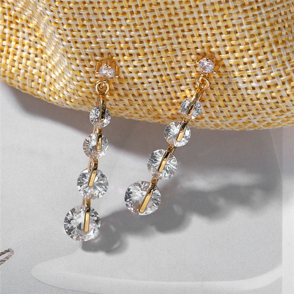 Elegáns lógó női fülbevaló kövekkel