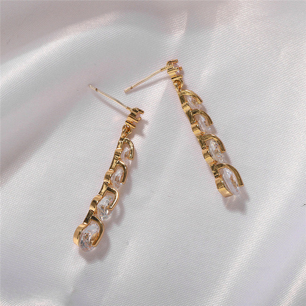 Elegáns lógó női fülbevaló kövekkel