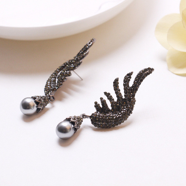 Fekete női fülbevaló kövekkel díszített szárny formájú