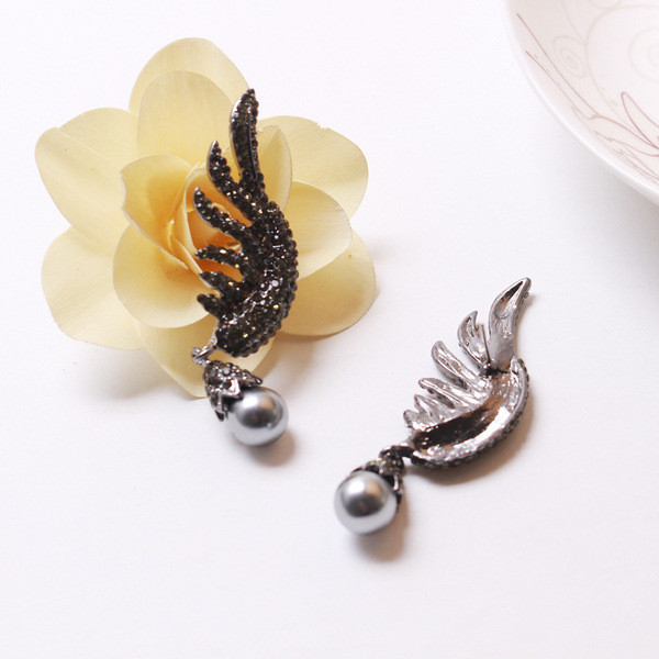 Fekete női fülbevaló kövekkel díszített szárny formájú