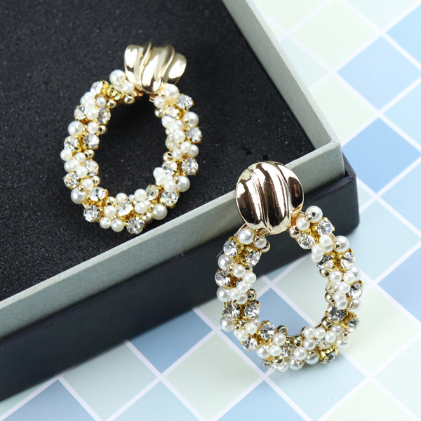 Moderni sieviešu auskari apaļā formā ar akmeņiem un pērlēm