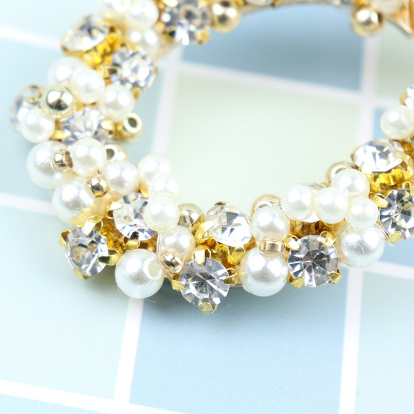 Moderni sieviešu auskari apaļā formā ar akmeņiem un pērlēm