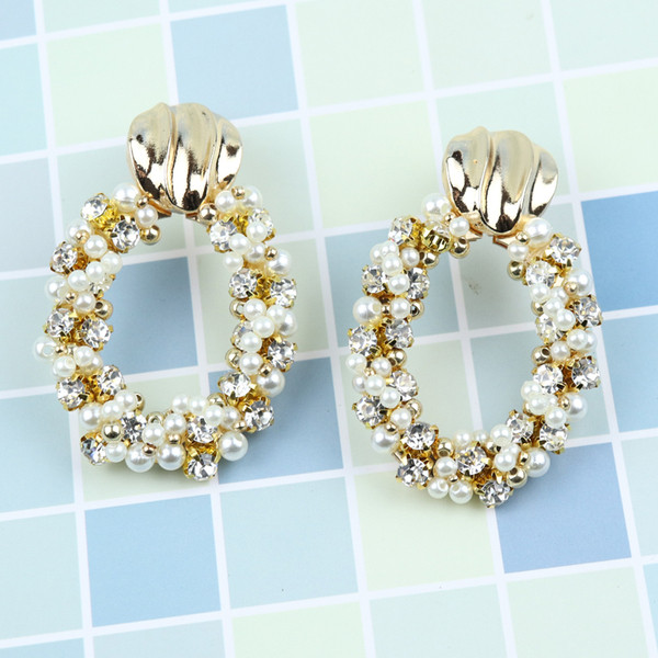 Moderni sieviešu auskari apaļā formā ar akmeņiem un pērlēm