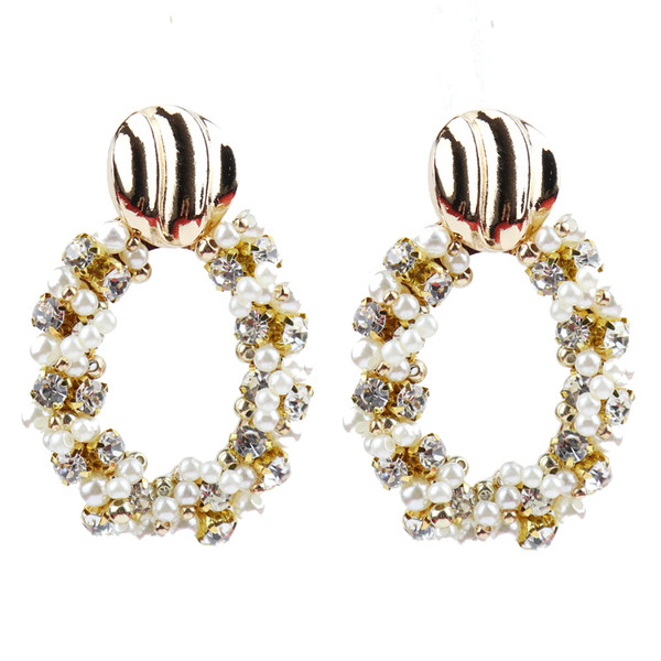 Moderni sieviešu auskari apaļā formā ar akmeņiem un pērlēm