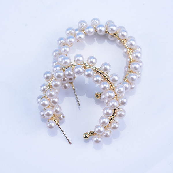 Moodsad naiste pärlitest kõrvarõngad