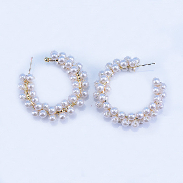 Moodsad naiste pärlitest kõrvarõngad