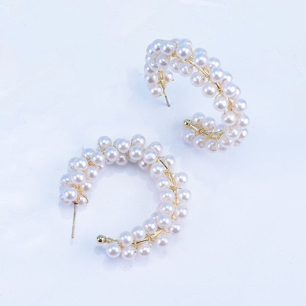 Moodsad naiste pärlitest kõrvarõngad