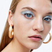 Praegused ümarad naiste kõrvarõngad