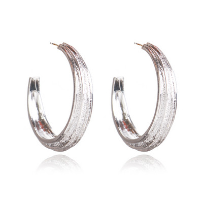 Praegused ümarad naiste kõrvarõngad