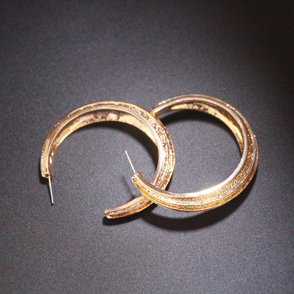 Praegused ümarad naiste kõrvarõngad