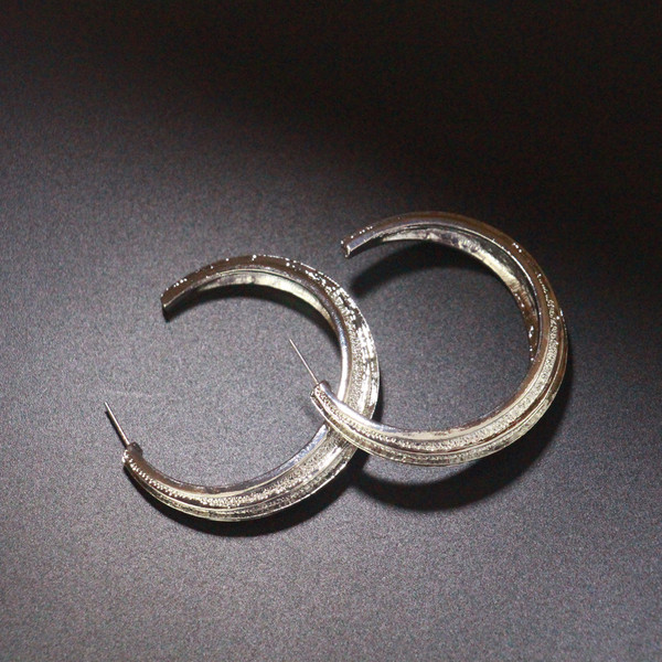 Praegused ümarad naiste kõrvarõngad