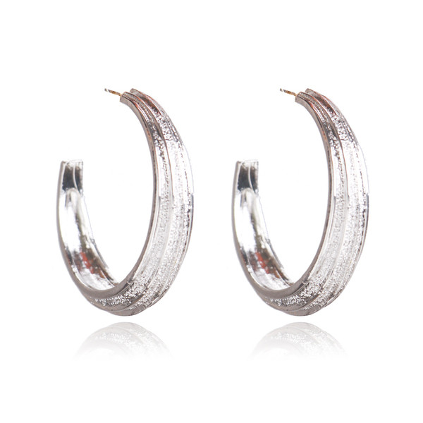 Praegused ümarad naiste kõrvarõngad