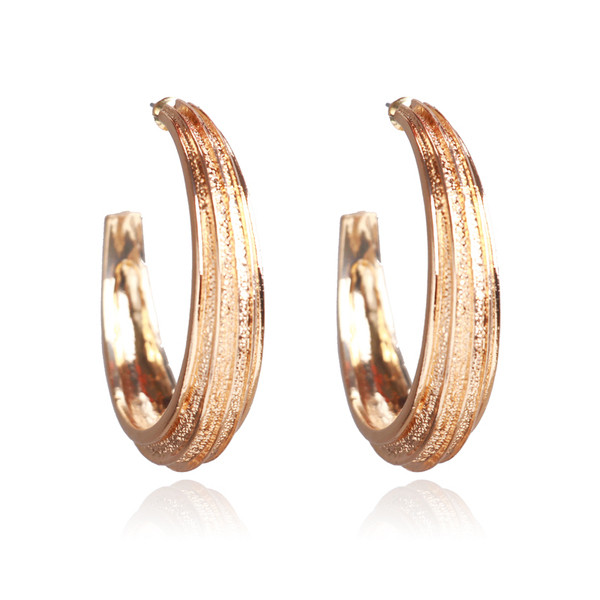 Praegused ümarad naiste kõrvarõngad