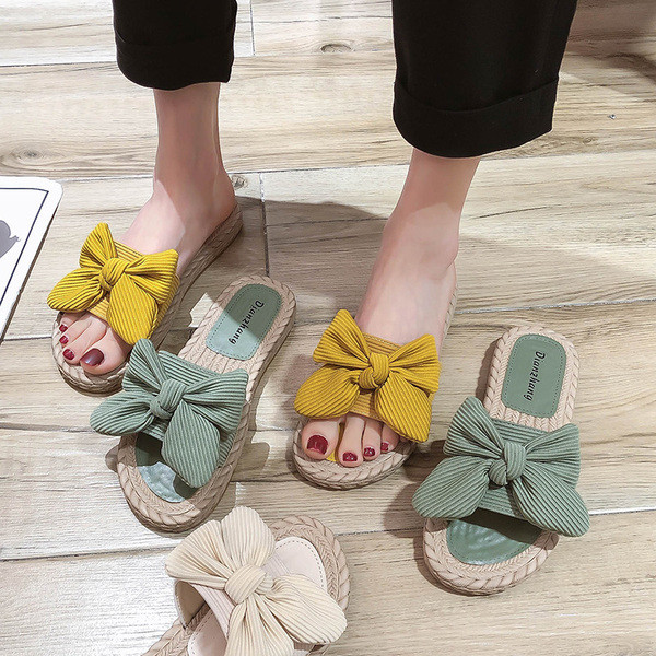 Strandhoz illő női papucs szövetszalaggal