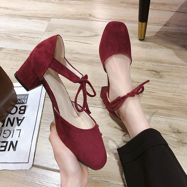 Seemisnahast naiste madala kandilise kontsaga sandaalid