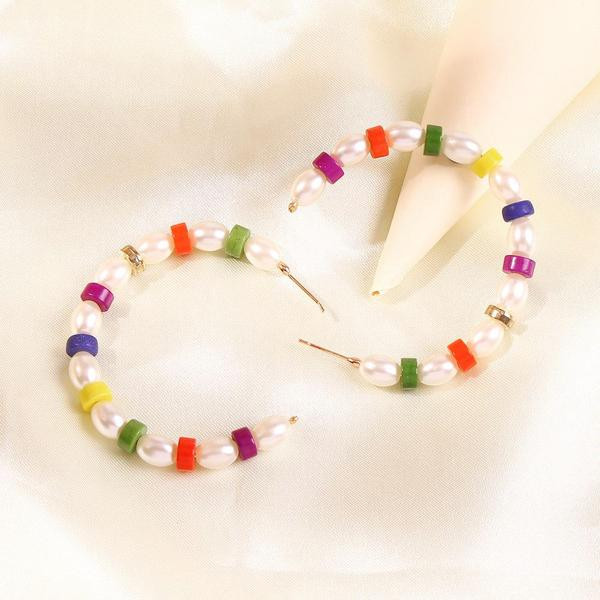 Női fülbevaló gyöngyökkel és gyöngyökkel