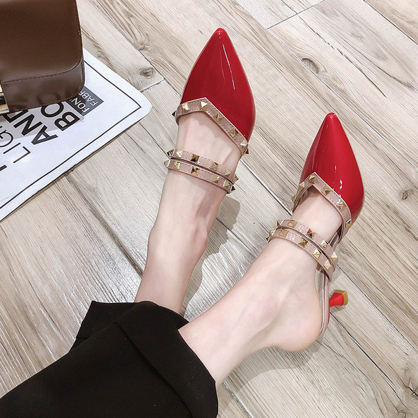 Stilīgs sieviešu čību smails modelis ar kniedēm