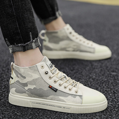 Ikdienas vīriešu kedas ar mežģīnēm un kamuflāžas rakstu