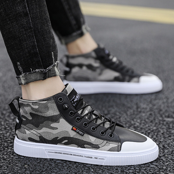 Ikdienas vīriešu kedas ar mežģīnēm un kamuflāžas rakstu