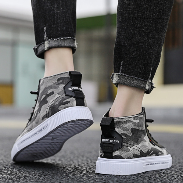 Ikdienas vīriešu kedas ar mežģīnēm un kamuflāžas rakstu