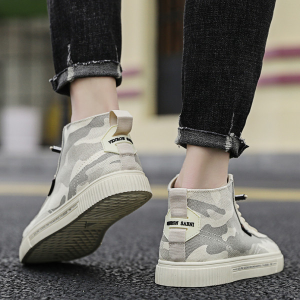 Ikdienas vīriešu kedas ar mežģīnēm un kamuflāžas rakstu