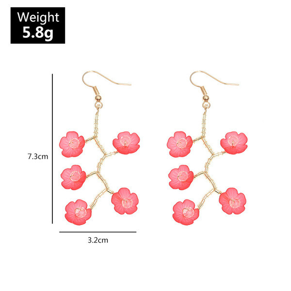 Mindennapi női fülbevaló virággal