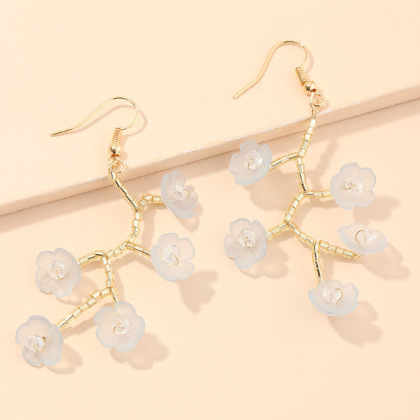 Mindennapi női fülbevaló virággal