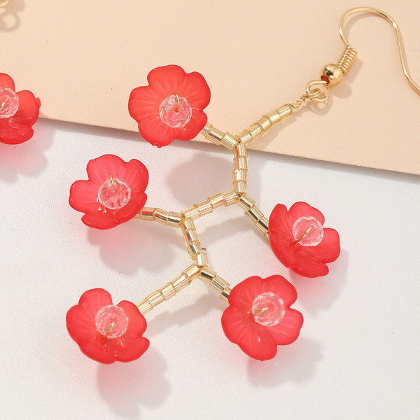 Mindennapi női fülbevaló virággal