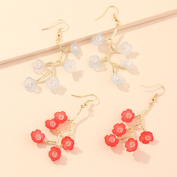 Mindennapi női fülbevaló virággal