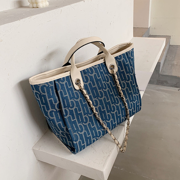 Liela rokassomiņa ar īsiem rokturiem un metāla ķēdīti