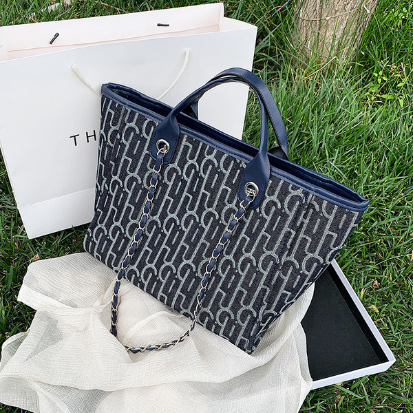 Liela rokassomiņa ar īsiem rokturiem un metāla ķēdīti