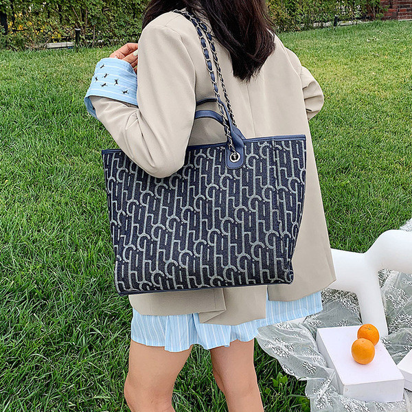 Liela rokassomiņa ar īsiem rokturiem un metāla ķēdīti