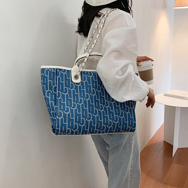 Liela rokassomiņa ar īsiem rokturiem un metāla ķēdīti