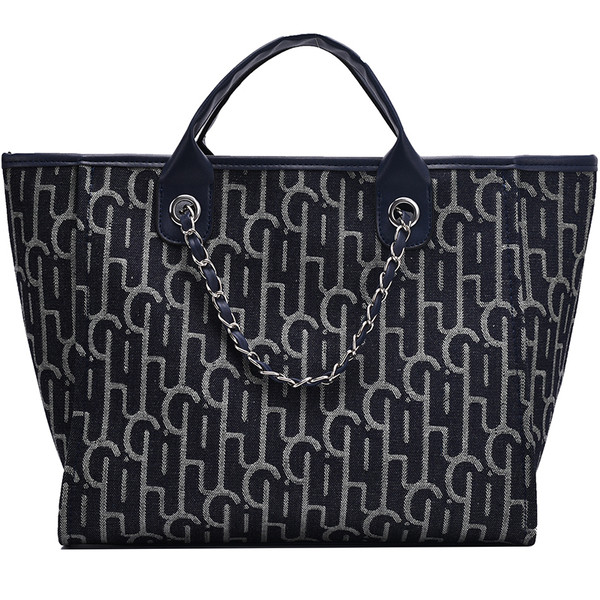 Liela rokassomiņa ar īsiem rokturiem un metāla ķēdīti