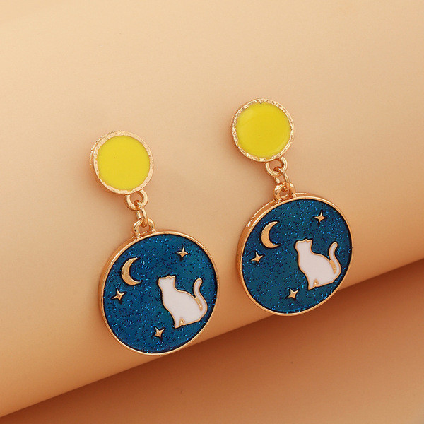 Kerek női fülbevaló macska képével