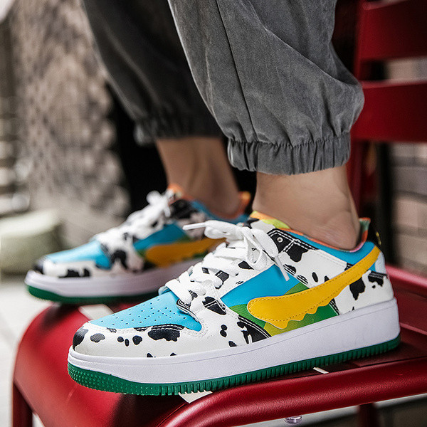 Lezser színes tornacipő fűzővel és lapos talppal