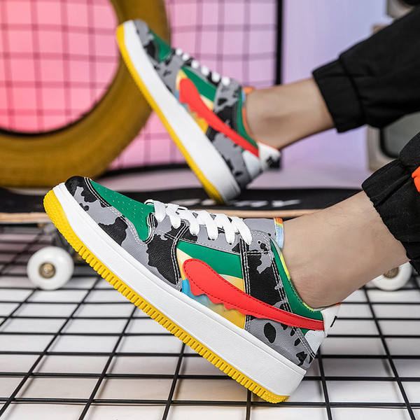 Lezser színes tornacipő fűzővel és lapos talppal