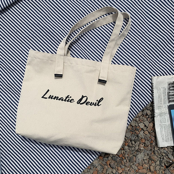 Balta sieviešu plecu soma ar uzrakstu