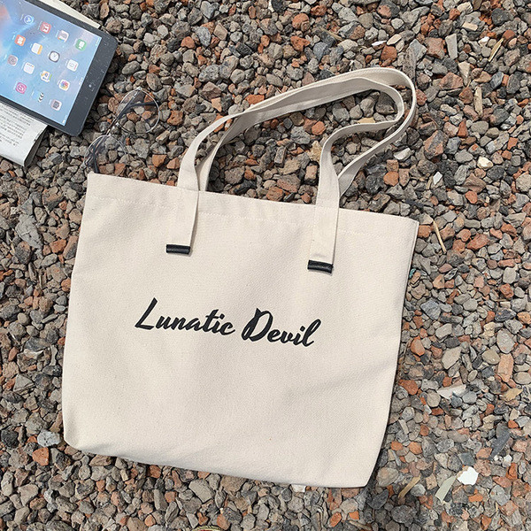 Balta sieviešu plecu soma ar uzrakstu