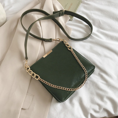 Mūsdienīga sieviešu soma no eko ādas ar garu rokturi un metāla ķēdīti