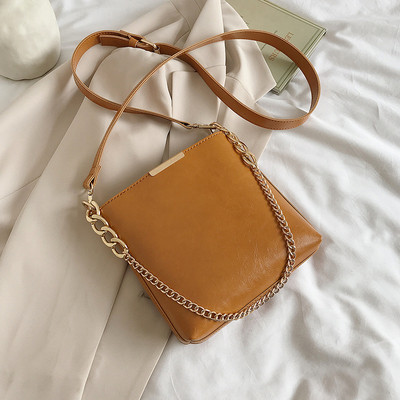 Mūsdienīga sieviešu soma no eko ādas ar garu rokturi un metāla ķēdīti