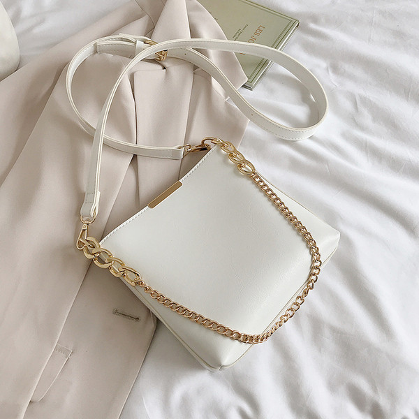 Mūsdienīga sieviešu soma no eko ādas ar garu rokturi un metāla ķēdīti